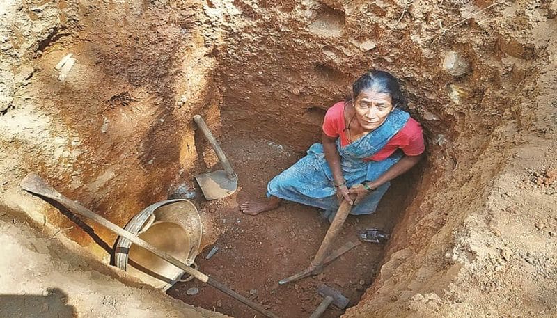 Water Came who Woman Dig the Well at Sirsi in Uttara Kannada grg 