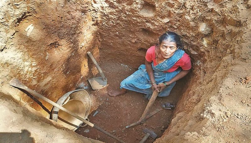 Water Came who Woman Dig the Well at Sirsi in Uttara Kannada grg 