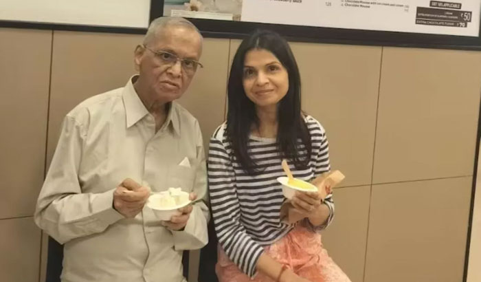 Narayana murty enjoys icecream with daughter Akshata in Bengaluru viral pic Rya