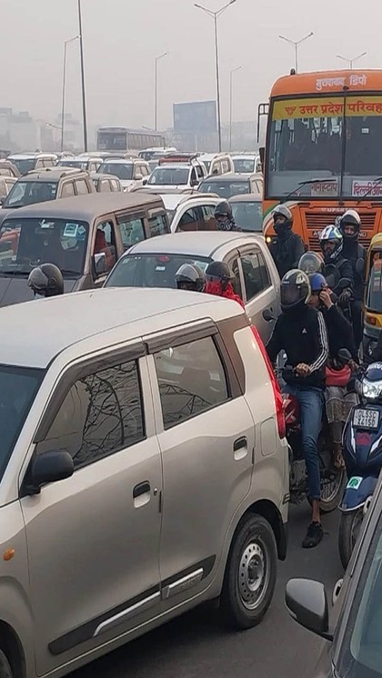 <p>हरियाणा के शंभू बॉर्डर पर किसानों को रोकने के लिए पुलिस ने ड्रोन के जरिए आंसू गैस के गोले दागे। इसके कई वीडियो भी सामने आए हैं।</p>

