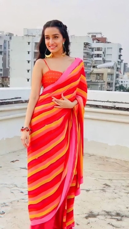 <p>बंधनी जॉर्जट साड़ी में श्रद्धा कपूर कमाल लग रही हैं। सिंपल-सोबर लुक के लिए आप ऐसी साड़ी चुन सकती हैं। मेकअप जितना सिंपल रहेगा लुक उतना ही खिलेगा। </p>
