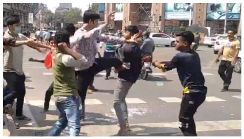 Video of a group of youths fighting on the road for sending a message to a girl has gone viral bkg