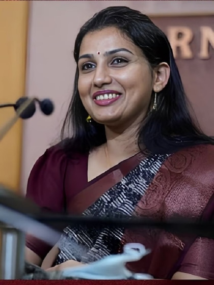 <p>केरल के कोट्टायम की रहने वाली रेनू राज के पिता सरकारी नौकरी से रिटायर हैं। सेंट टेरेसा के उच्च माध्यमिक विद्यालय चंगनास्सेरी (कोट्टायम) से पढ़ाई।</p>
