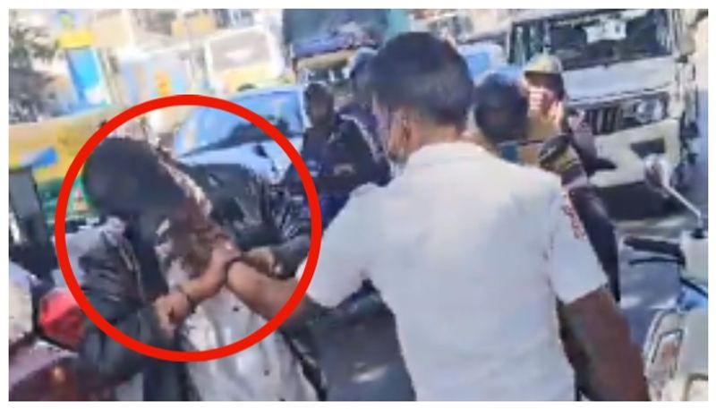 Man bites and injures police officer who stopped him for not wearing a helmet bkg