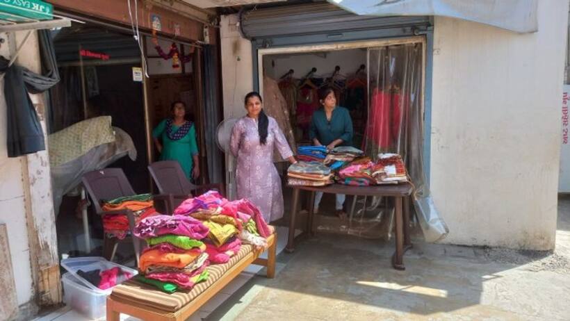 लाइब्रेरी जहां कांजीवरम,बनारसी, सिल्क साड़ियां, ब्राइडल लहंगे मिलते हैं बस 500 रुपये में