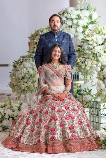 <p>अनंत-अंबानी-राधिका मर्चेंट मार्च के शुरुआत में शादी कर सकते हैं। दोनों की शादी की तैयारियां जल्द शुरू हो जाएंगी लेकिन उससे पहले राधिका का लगन लखवानु गुजराती सेरेमनी हुई। </p>
