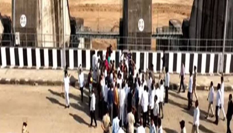  మేడిగడ్డ బ్యారేజీ: కుంగిన పిల్లర్లను పరిశీలించిన సీఎం రేవంత్ సహా ఎమ్మెల్యేల బృందం