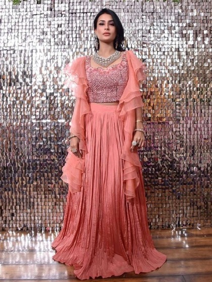 <p>सहेली की सगाई है तो यह इंडो वेस्टर्न लहंगा एकदम परफेक्ट है। इस पर सिल्वर कलर की ज्वेलरी कैरी करें। आप महफिल में एकदम अलग लगेगी।</p>
