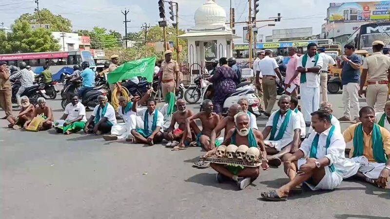 farmers protest against central government in trichy vel