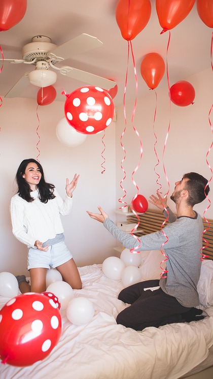 <p> Valentine's Day पर ब्वॉयफ्रेंड गर्लफ्रेंड को गिफ्ट देते हैं लेकिन इटली में औरतें अपने लविंग वन को गिफ्ट देती हैं। ये गिफ्ट स्पेशल चॉकलेट होती हैं जिसे वह खुद तैयार करती हैं।<br />
 </p>
