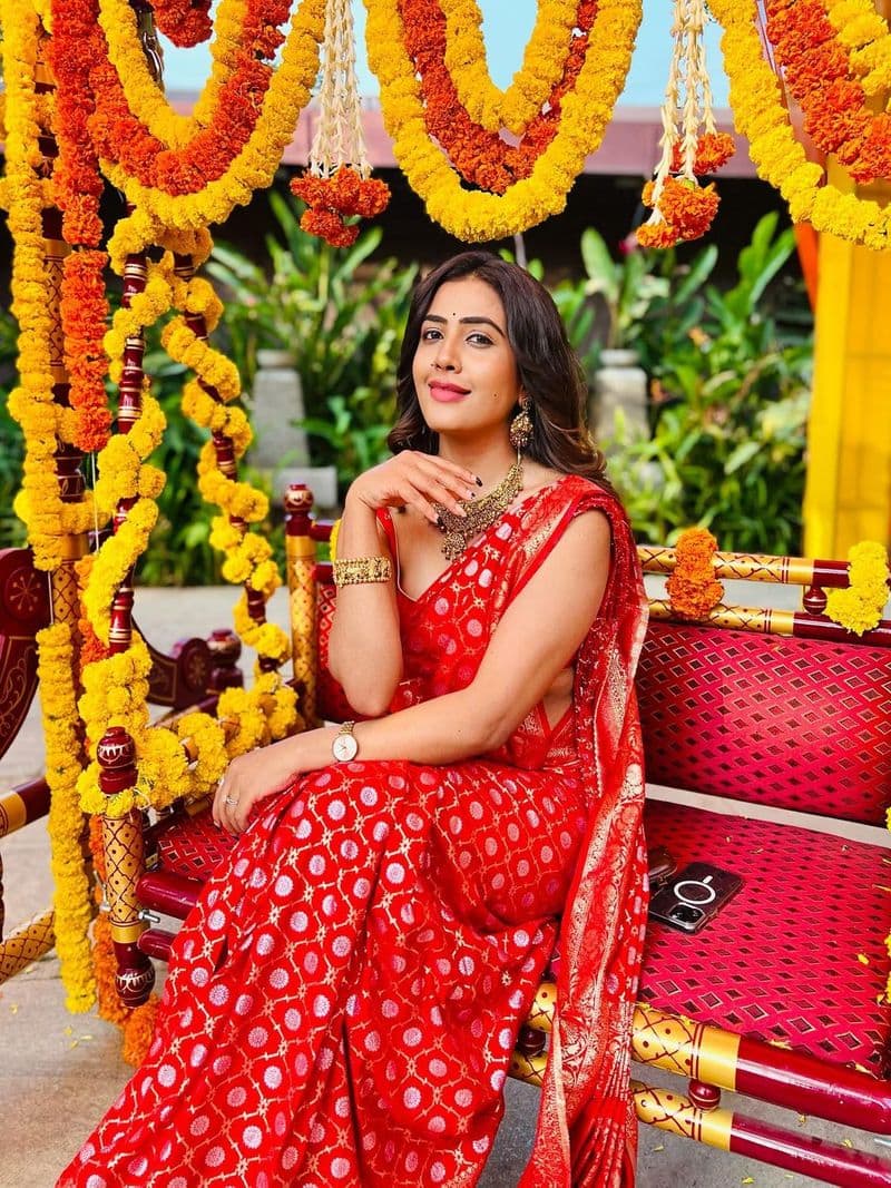 Sara Anaiah look gorgeous in red saree pav