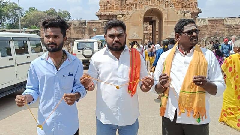 police officers not allowed for love couples to enter big temple on lovers day celebration in thanjavur vel