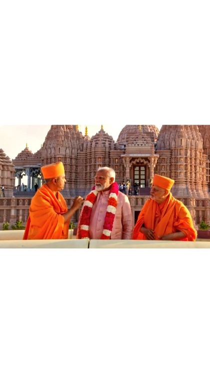 <p>अबू धाबी स्थित ‌BAPS‌‌ स्वामीनारायण  हिंदू मंदिर के उद्घाटन से पहले संस्था के संतों ने पीएम मोदी का आदर और सत्कार किया इस दौरान उन्होंने प्रधानमंत्री को गुलाबो की माला भी पहनाई।</p>
