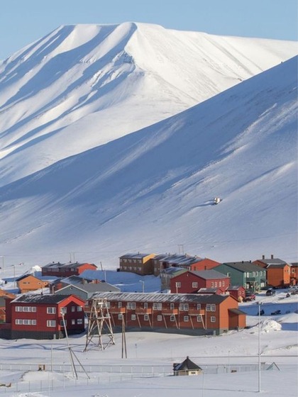 <p>Norway में  Svalbard आइलैंड है, जहां मरना और बच्चे पैदा करना है अवैध’ है इंसानों से ज्यादा यहां पोलर बियर रहते हैं और यहां रहने की व्यवस्थाएं आप सुनेंगे, तो दंग रह जाएंगे। </p>
