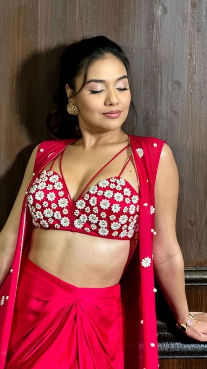 आगे-पीछे डोलेंगे सजना,जब पहनेंगी Divya Agarwal के ब्लाउज