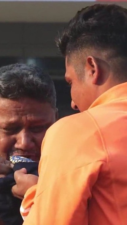 <p>मैच से पहले जब सरफराज खान को टीम में शामिल किया गया और अनिल कुंबले ने उन्हें डेब्यू कैप सौंपी तो उनके पिता आंसू नहीं रोक पाए और सरफराज को गले लगा कर भावुक हो गए।</p>
