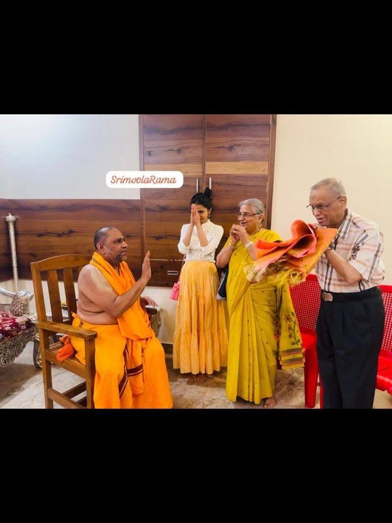 Infosys Narayan Murthy family visits Rayara Mutt in Jayanagar bangalore skr