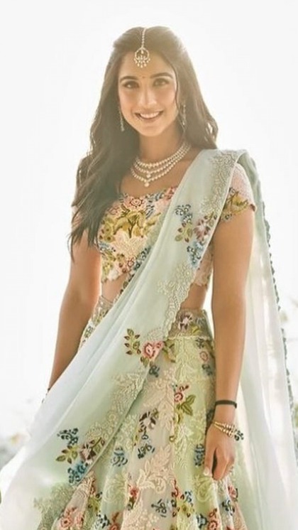 <p>राधिका मर्चेंट ने करोड़ों के गहने थे। वह डायमेंड नेकलेस,इयररिंग्स,मांगटीका और ब्रेसलेट में नजर आई। उन्होंने मेकअप भी मिनिमल रखा। उनके लहंगे की कीमत 8 लाख से ज्यादा है।</p>
