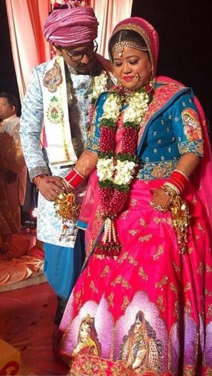 <p>कॉमेडी क्वीन भारती सिंह ने हर्ष लिंबाचिया से 2017 में शादी रचाई थी। उन्होंने हर्ष सॉन्ग गोवा में डेस्टिनेशन वेडिंग की थी यह शादी भी काफी ज्यादा लग्जरियस थी।<br />
 </p>
