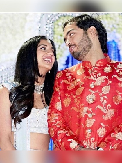 <p>मुकेश अंबानी के छोटे बेटे अनंत अंबानी राधिका मर्चेंट जल्द ही शादी के बंधन में बंधने वाले हैं। शादी से पहले राधिका लगन लाखवानु रस्म की गई। </p>

