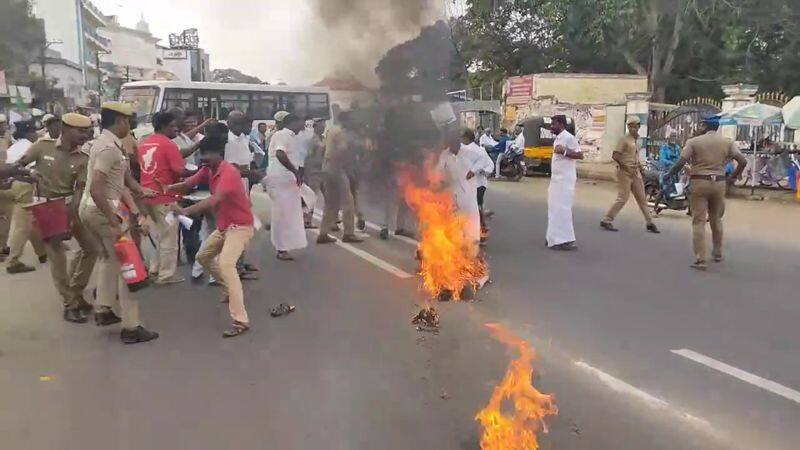 Farmers protest by burning effigy of Cauvery Management Authority Chairman in Thanjavur vel