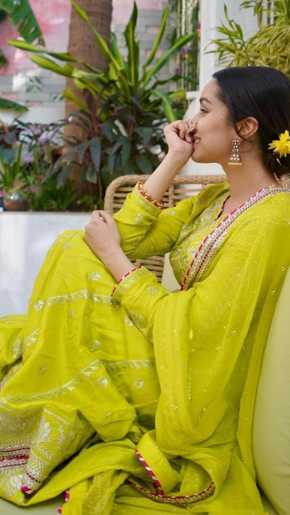 <p>कुछ दिनों गर्मियां शुरू हो जाएंगी ऐसे में अगर वाइब्रेंट कलर पसंद हैं तो श्रद्धा जैसा ग्रीन सूट ऑक्सीडेंट ज्वेलरी संग वियर कर गजब का लुक पा सकती हैं। </p>
