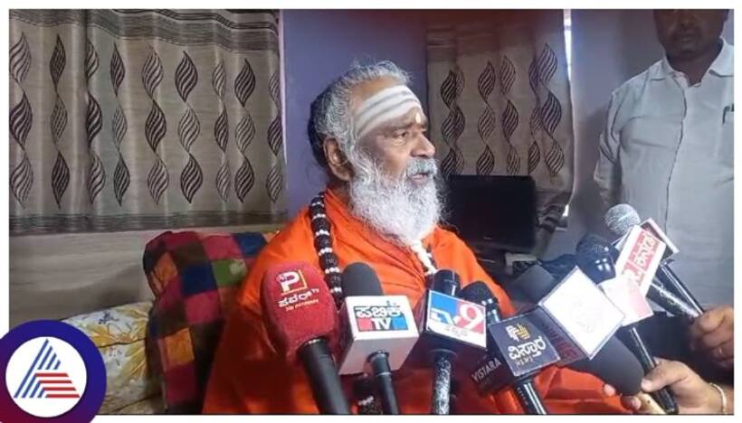 ರಂಭಾಪುರಿ ಶ್ರೀಗಳ ಕಾರಿನ ಮೇಲೆ ಚಪ್ಪಲಿ ಎಸೆದ ಮಠದ ಭಕ್ತರು!