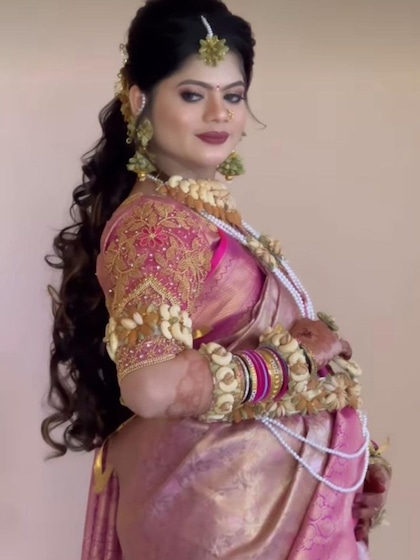 <p>इन तस्वीरों में महिला के गहने ख़ास है जो की ड्राई फ्रूट के बने हुए हैं। और इंस्टाग्राम पर इस वीडियो को अब तक 11 मिलियन लोग देख चुके हैं।  </p>

<p> </p>

