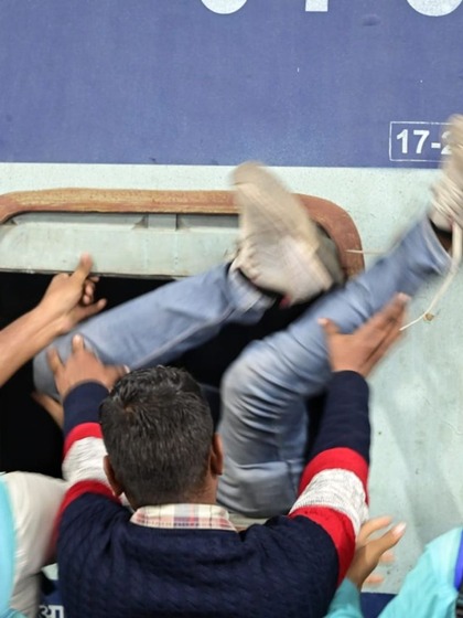 Up Police परीक्षा ! छोटा पड़ गया 34 पटरियों वाला चारबाग रेलवे स्टेशन