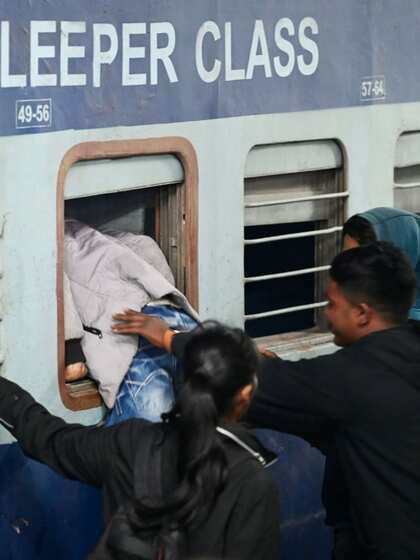<p>यूपी की राजधानी लखनऊ में यूपी पुलिस कांस्टेबल परीक्षा के पहले दिन रेलवे स्टेशन पर मेले जैसा दृश्य दिखा।</p>

<p> </p>
