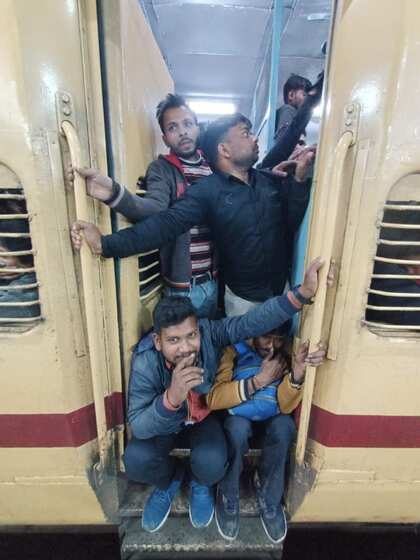 <p>ट्रेनों में घुसने के लिए परीक्षार्थियों को जिद्दो जहद करते देखा गया।</p>

<p> </p>
