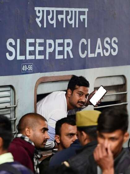<p>ट्रेन में चढ़ने के लिए दरवाजों से एंट्री नही मिली तो परीक्षार्थी खिड़कियों से अंदर घुसे ।</p>

<p> </p>
