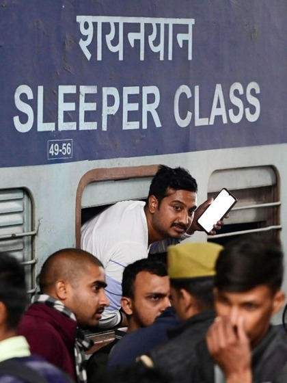 <p>ट्रेन में चढ़ने के लिए दरवाजों से एंट्री नही मिली तो परीक्षार्थी खिड़कियों से अंदर घुसे ।</p>

<p> </p>
