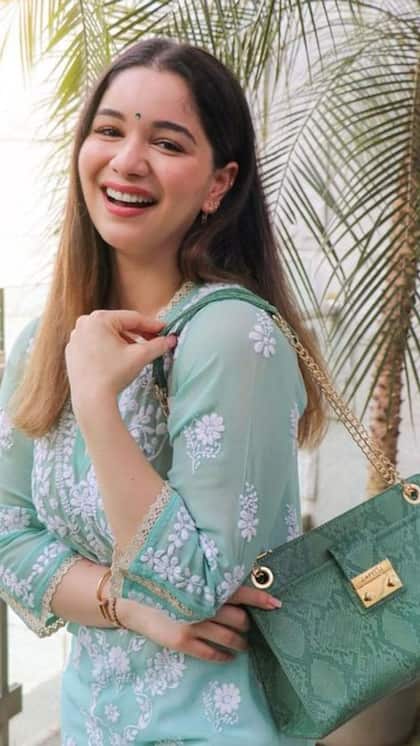 <p>सचिन तेंदुलकर की बेटी सारा तेंदुलकर इंटरनेट पर छाई रहती हैं। उनसे जुड़ी छोटी सी छोटी सी बात इंटरनेट पर छा जाती हैं लेकिन वह सुभमन गिल को लेकर चर्चा में रहती हैं।</p>
