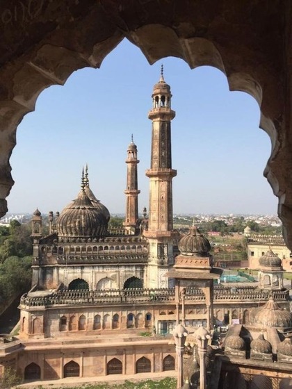 <p>इमामबाड़ा एक धार्मिक स्थल है लेकिन अक्सर यहां प्रेमी जोड़े इश्क करते नज़र आ जाते है। इन्हें लेकर कई बार सख्ती की जा चुकी है लेकिन ये मानते ही नही</p>

