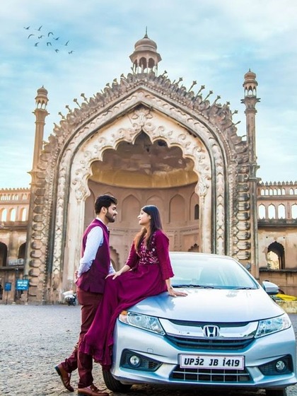 <p>रूमी दरवाजा मैटरनिटी और प्री वेडिंग शूट का अड्डा बन चुका है चुकी लखनऊ के ऐतिहासिक धरोहर है इसलिए लखनऊ के लोग इसे सिग्नेचर बिल्डिंग के तौर पर मानते हैं</p>
