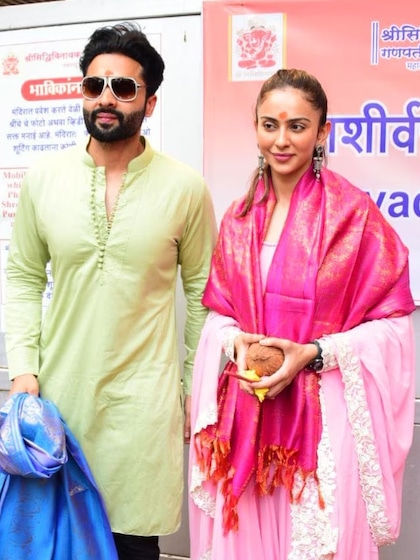 <p>जैकी और रकुल प्रीत सिंह 21 फरवरी को शादी के बंधन में बंधने वाले हैं। दोनों गोवा में सात फेरे लेंगे जिसकी तैयारियां लगभग पूरी हो गई है फैंस दोनों की शादी को लेकर बहुत एक्साइटेड है।<br />
 </p>
