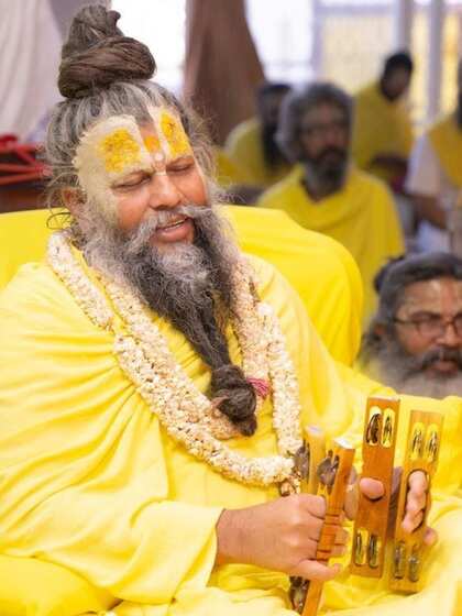 <p>प्रेमानंद महाराज के अनुसार, मंदिर में जब आप भगवान के दर्शन करने जाएं तो कुछ बातों का खास ध्यान रखें। ऐसा करने से प्रभु की कृपा आप पर बनी रहेगी। जानें कौन-सी हैं ये बातें</p>
