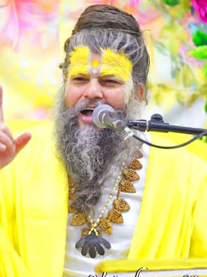 <p>जब आप मंदिर में भगवान की प्रतिमा के सामने पहुंचें तो दोनों हाथ जोड़कर और सिर झुकाकर प्रणाम करें। ऐसा करते समय मन में भगवान के प्रति समर्पण का भाव होना चाहिए। </p>
