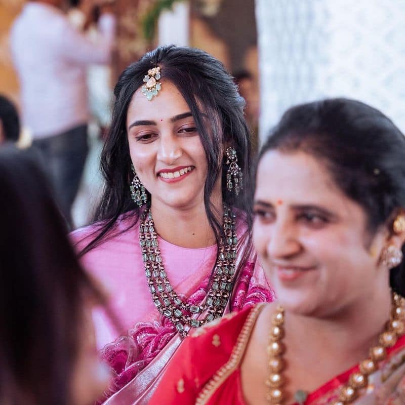 Aishwarya Shivakumar looks gorgeous in pink saree pav