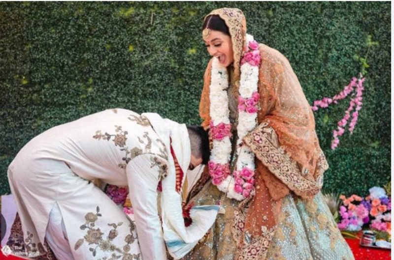 Grooms are touching feet of their brides in weddings skr