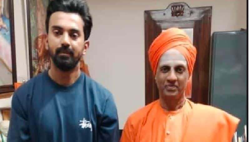 Team India Cricketer KL Rahul Visits Tumkur Shree Siddagangaa Mutt kvn