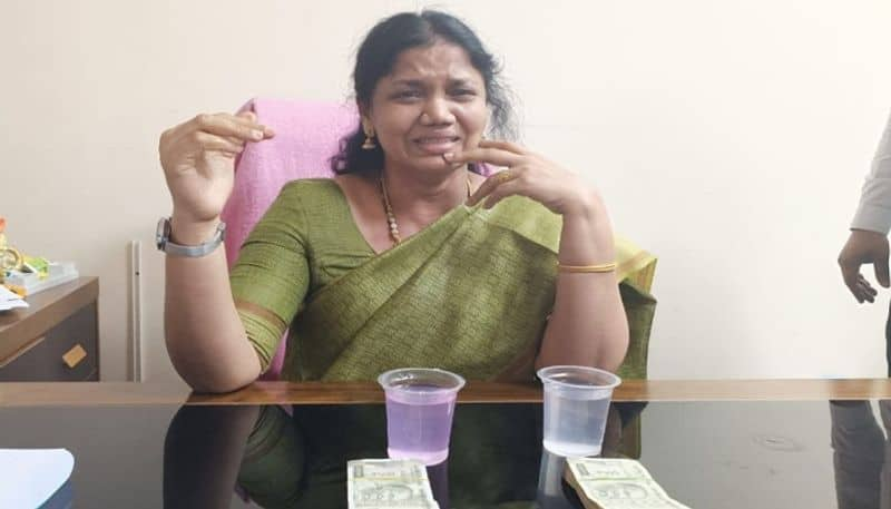 SE Jagajyothi caught by ACB Rs 65 lakh and 2.5 kg of gold were found in the house. tears in the eyes..ISR