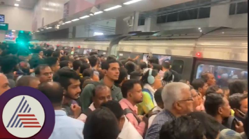 Unopened door Passengers locked inside Bengaluru Namma Metro gvd