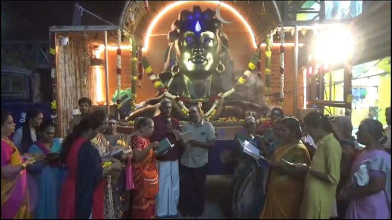 devotees sing a devotional song for adiyogi shiva chariot in hosur vel