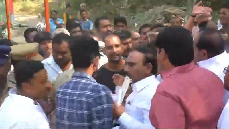 People block mp a raja vehicle for need a drinking water in mettupalayam vel