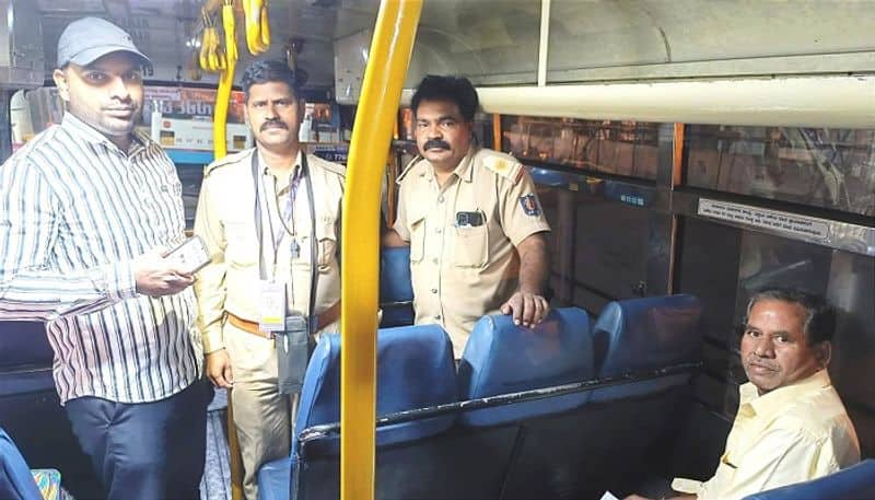 Passengers Happy For UPI Payment System for NWKRTC Bus Ticket in Bagalkot grg 