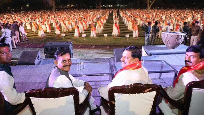 खजुराहो की धरा पर बना गिनीज वर्ल्ड रिकार्ड, राग बसंत की लय पर 1484 साधकों के थिरकते कदमों में दिखी सांस्कृतिक 