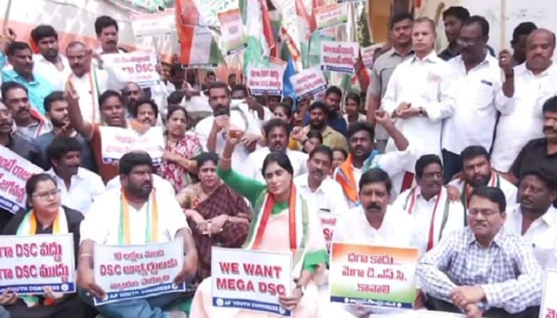 Y.S.Sharmila Protest along with party workers at Andhra Ratna Bhavan in Vijayawada lns