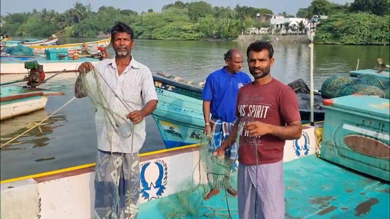 Complaint for taking action against Puducherry fishermen who damaged the nets of Nagapattinam fishermen vel